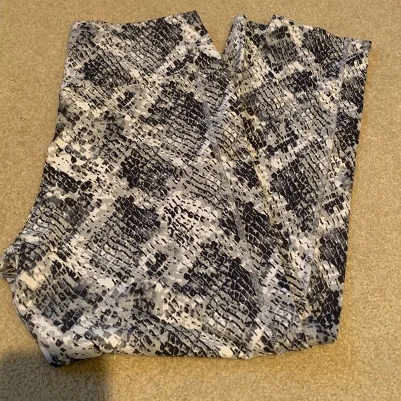 Pink Snake Print Sports Bra & Leggings - Picture 2 of 8